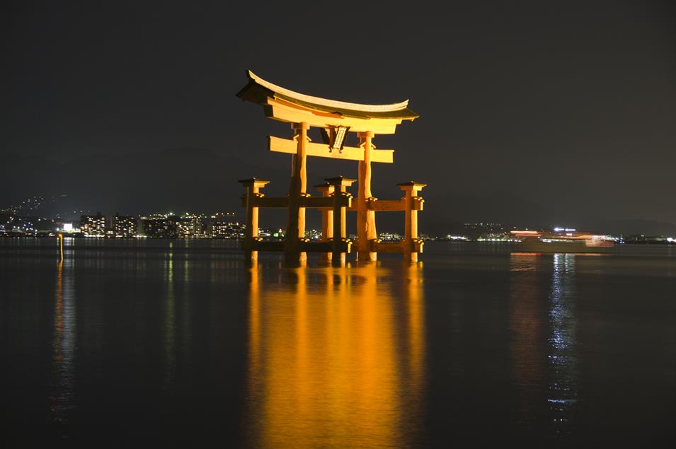 Miyashima Tor im Wasser