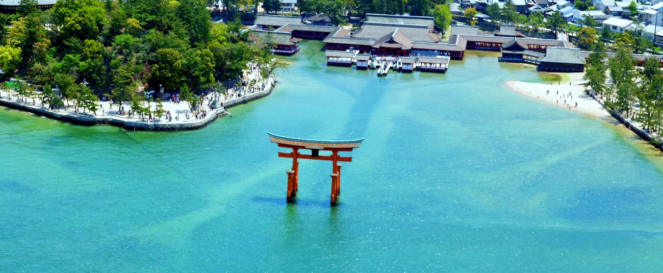 Reise durch die japanische Inlandsee, der heiklige Schrein Itsukushima, das rote Tor To