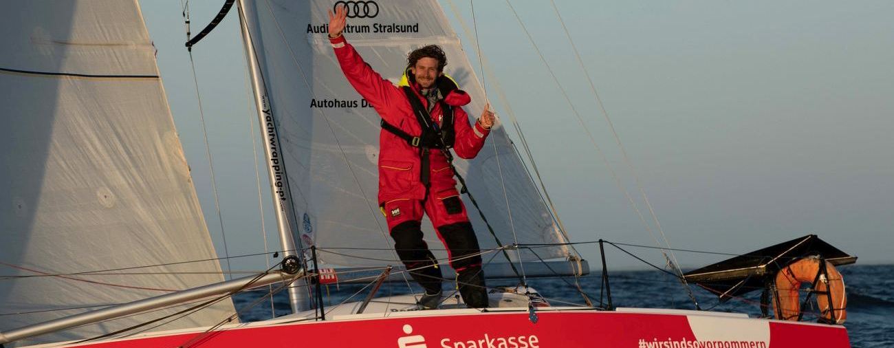 ©Alexander Champy-McLean / Lennart Burke Sailing Lennart Burke jubelt auf seinem knallroten Mini Sparkasse Vorpommern, er hat die Quali geschafft