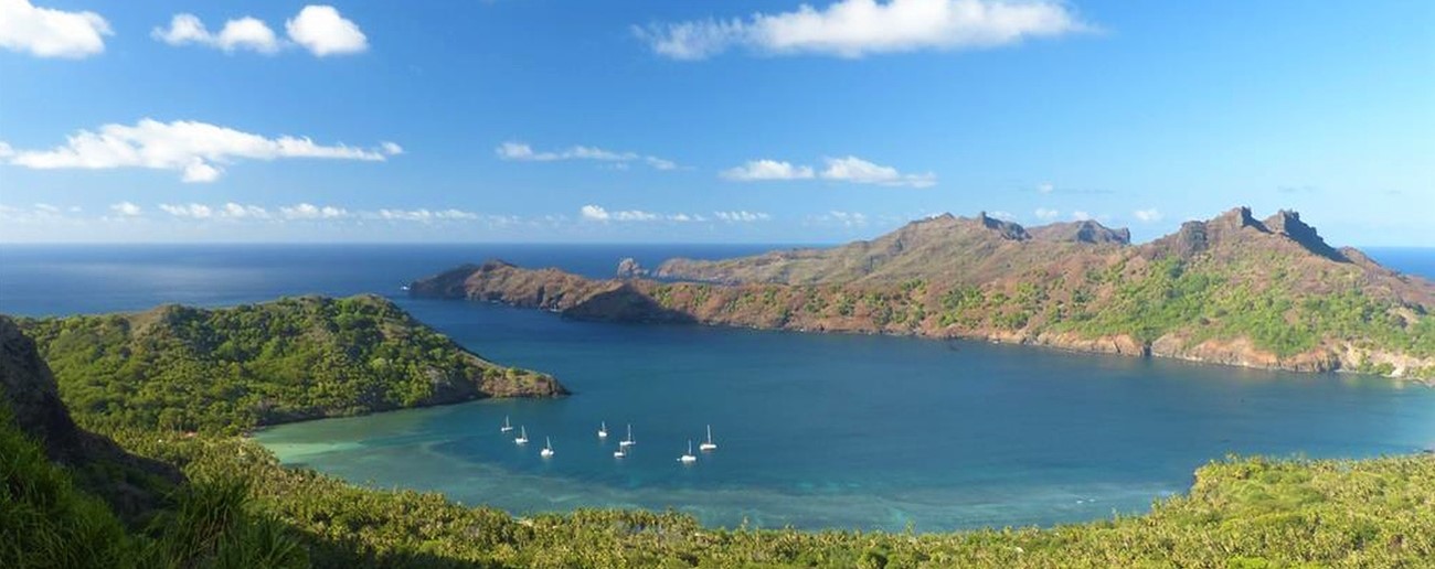 Anaho auf Nuku Hiva, der Lieblingsbucht von Inga Hinrichsen und Norbert Damm. ©Norbert Damm Blick von grünen Hügeln hinab in die blaue runde Bucht Anaho, in derviele Ankerlieger liegen