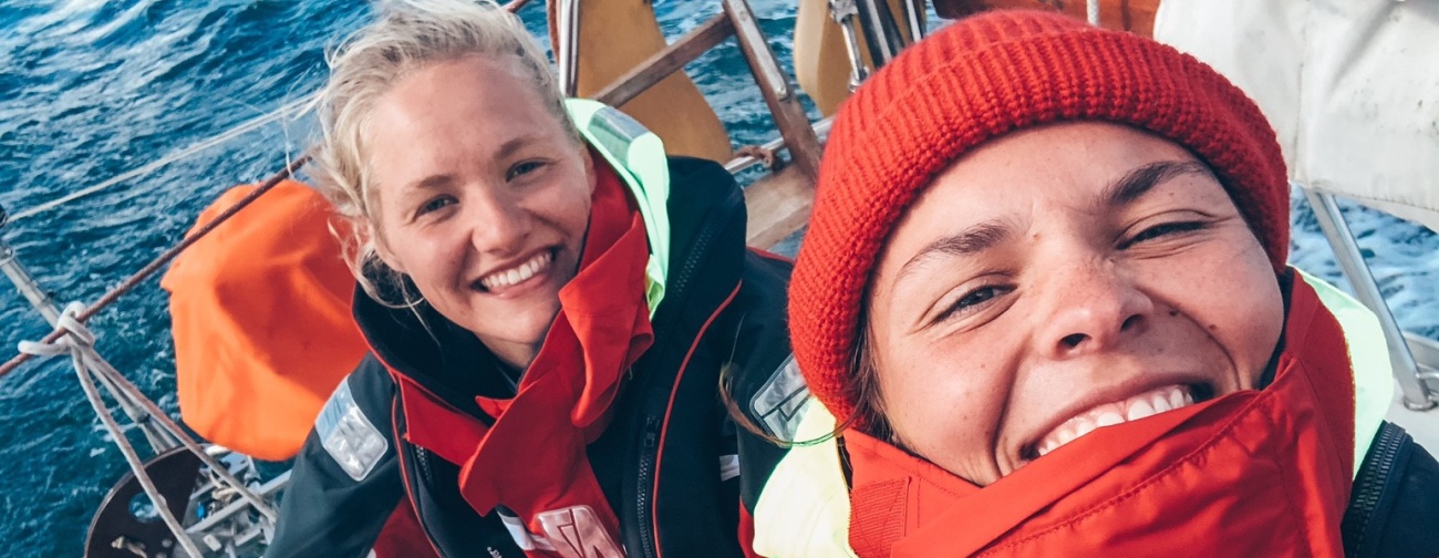 Malin und Anna (re.), Foto: annaundmalin.de Malin und Anna auf hoher See